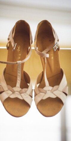 Detalj venčanice — vez i tkanina iz blizine