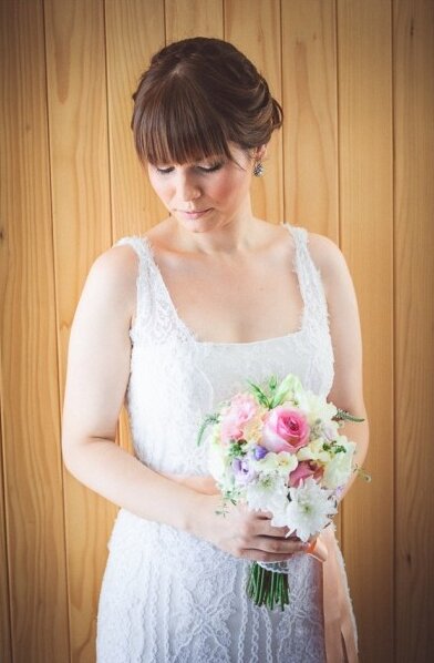 Mlada sedi — pogled u stranu, miran izraz