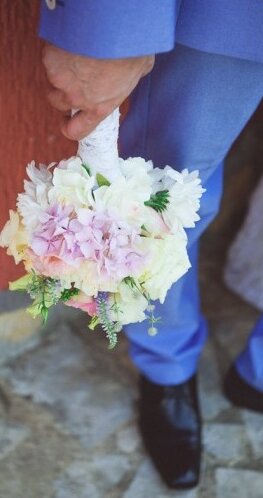 Mladoženja Đorđe u plavom odelu — portret ispred cigle crvenog zida