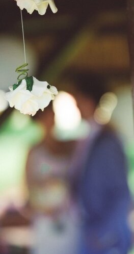 Detalj kravate i revera — kajsija i plavo