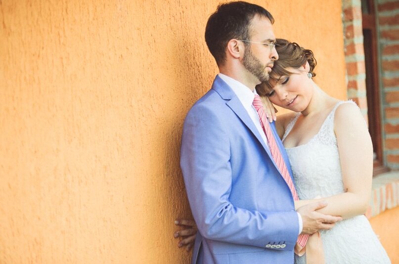 Milijana i Đorđe zajedno — zajednički portret, crvena cigla u pozadini