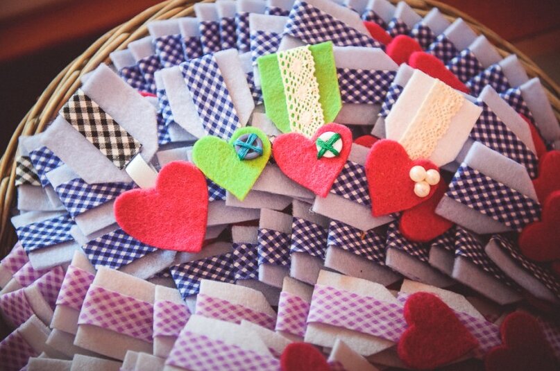 DIY ordenja od tkanine — ručno rađene medalje za goste, šarenilo tekstura i boja