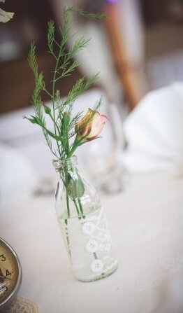 Dekoracija stola — hortenzije i pastelno cveće u blidom tonovima