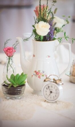 Vaza omotana čipkom — klasičan shabby chic detalj