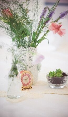 Stari budilnik kao dekoracija stola — vintage dodir