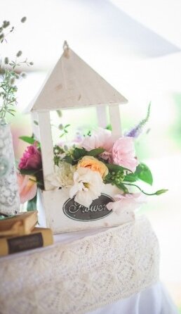 Cvećni aranžman — ruže i hortenzije na beloj tkanini