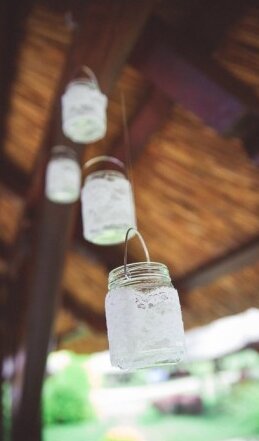 Svadbeni kolač dekorisan cvećem — beli na belom