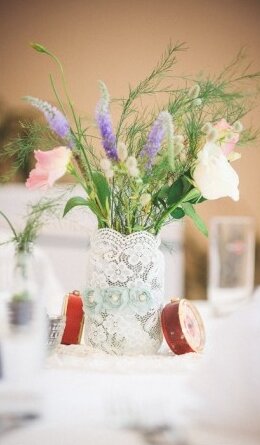 Rustičan cvetni detalj — suvo cveće i vrpca