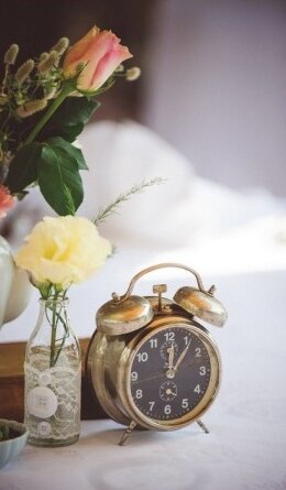 Panorama dekorisane sale — topla svetlost, bijeli ton