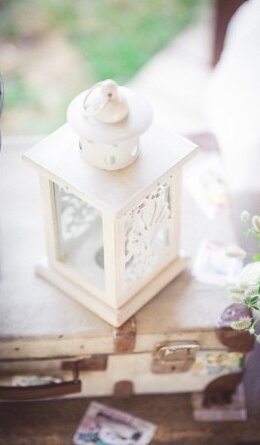 Pogled na svadbu iz ptičje perspektive — raspoređeni stolovi i dekor