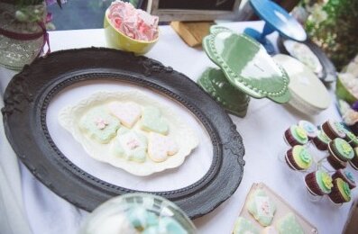 Detalj sa stola — čipka, sveće, cveće