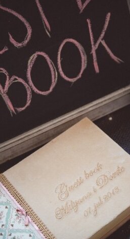 Vaze i aranžman na prozorskoj dasci — prirodna svetlost