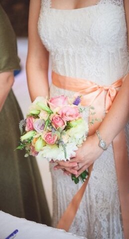 Panorama svadbene sale — hortenzije, pastelne draperie i topla svetlost u S klubu Jakovo