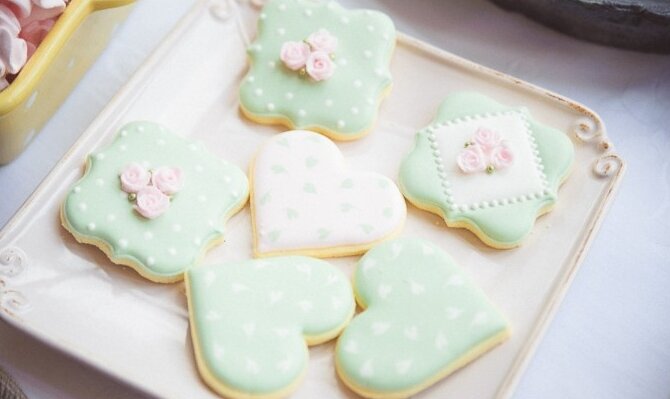 Pokloni za goste — beli ručno izrađeni drveni okviri sa zahvalnicom