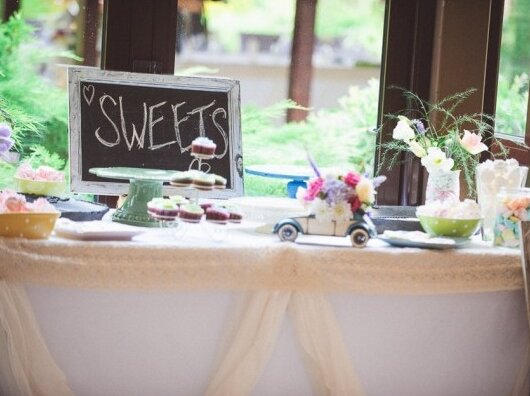 Okviri raspoređeni po stolovima — svaki gost ima ime