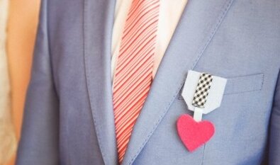 Žurka je počela — plesni podijum prepun gostiju, svetlost sveća i muzika