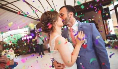 Milijana i Đorđe plešu prvi ples — nežan zagrljaj u sredini plesnog polja