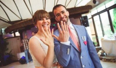 Gosti prate prvi ples — ruke u vazduhu, sretan trenutak