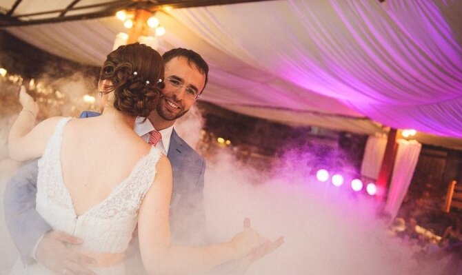 Torta — dekoracija cvećem u belim i pastelnim tonovima