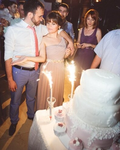 Noćni kadar žurke — intimno i toplo, trepetljiva svetlost