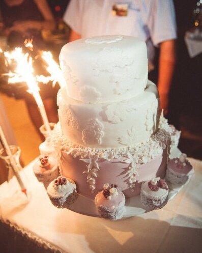 Grupisana fotografija gostiju — sreća i zabava