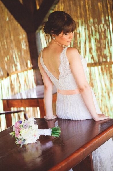 Prijatelji i porodica — topao grupni portret na svadbenom danu