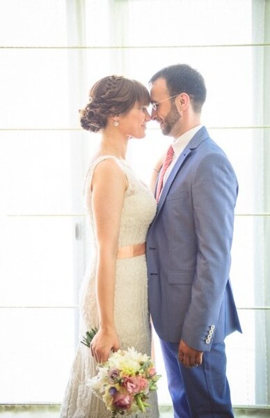 Otac i mlada — ruke spojene, iskrene emocije