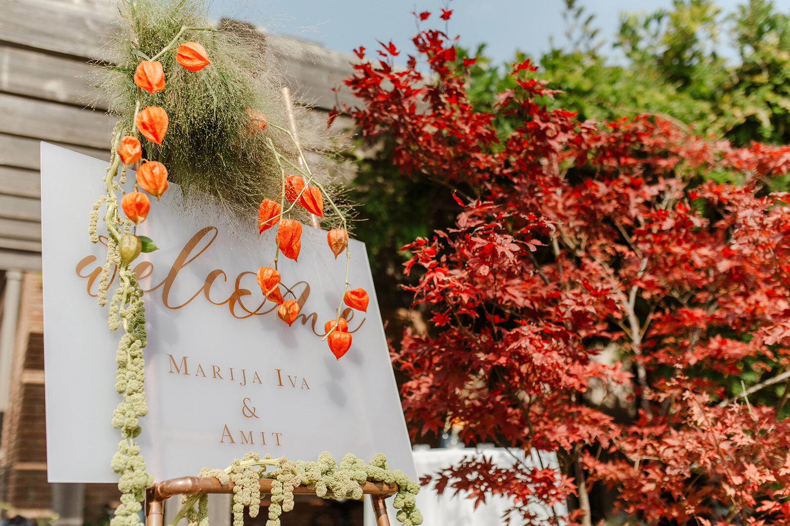 Sveća u zlatnom držaču sa bobicama šipurka