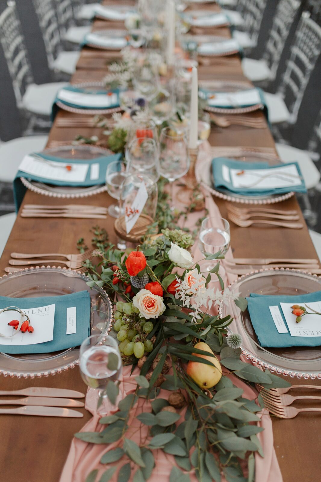 Detalj kićanke za goste — ruzmarin omotan plišanom trakom u boji kajsije