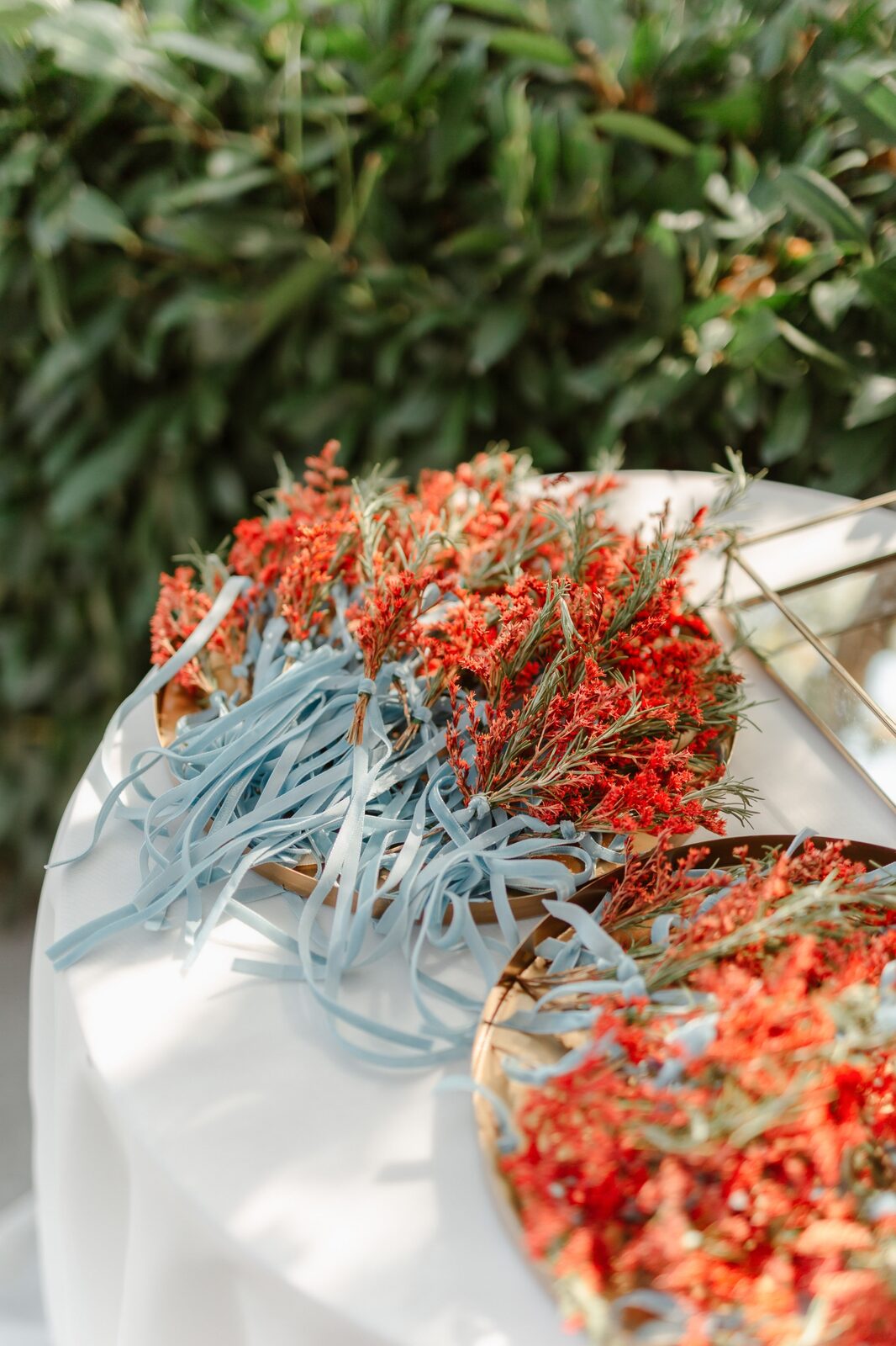 Cvetni aranžman — ruže boje kajsije, čičak i bobičasto voće