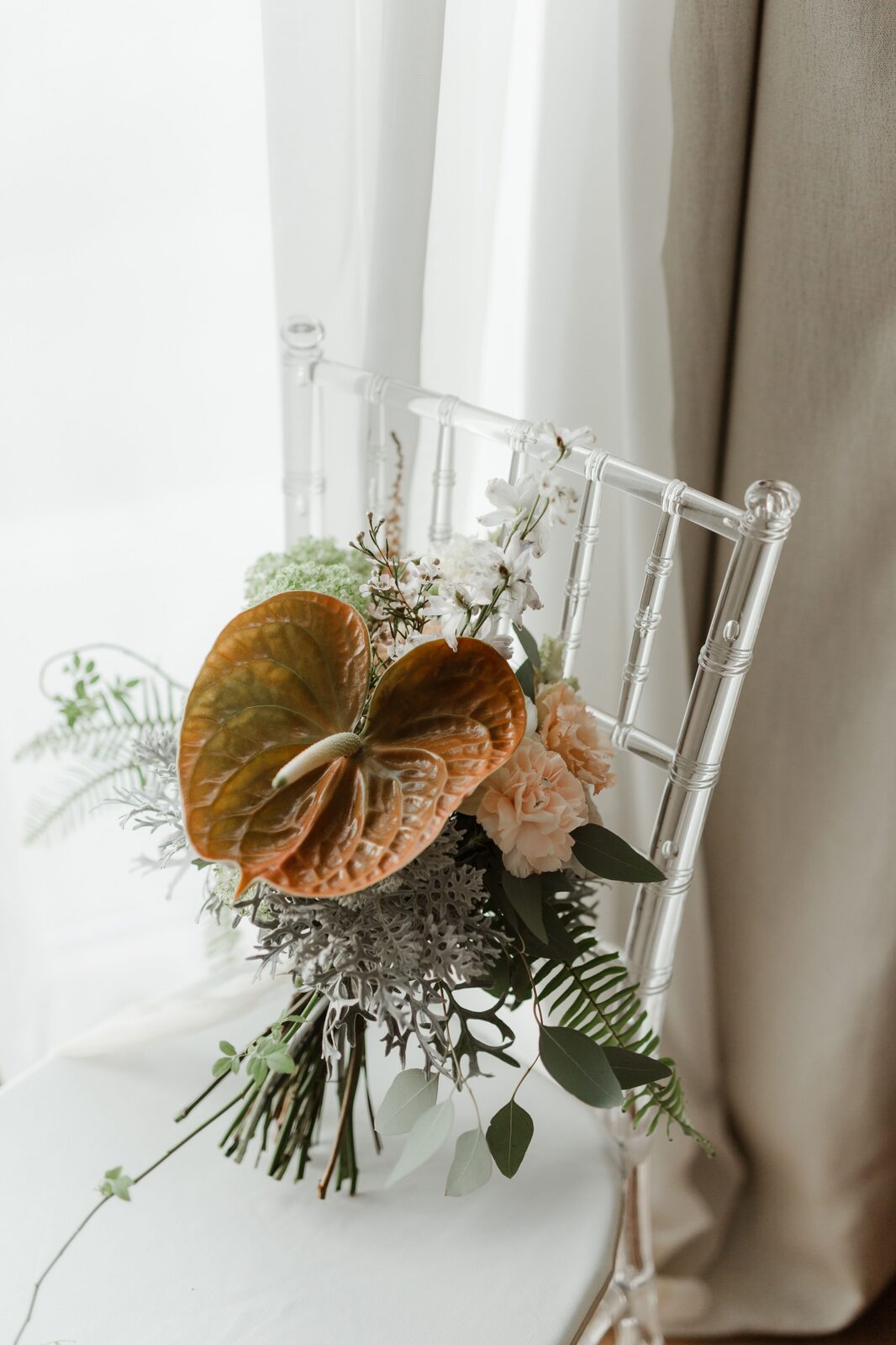 Svadbeni buketi ružičasto-belih ruža sa satenskom trakom