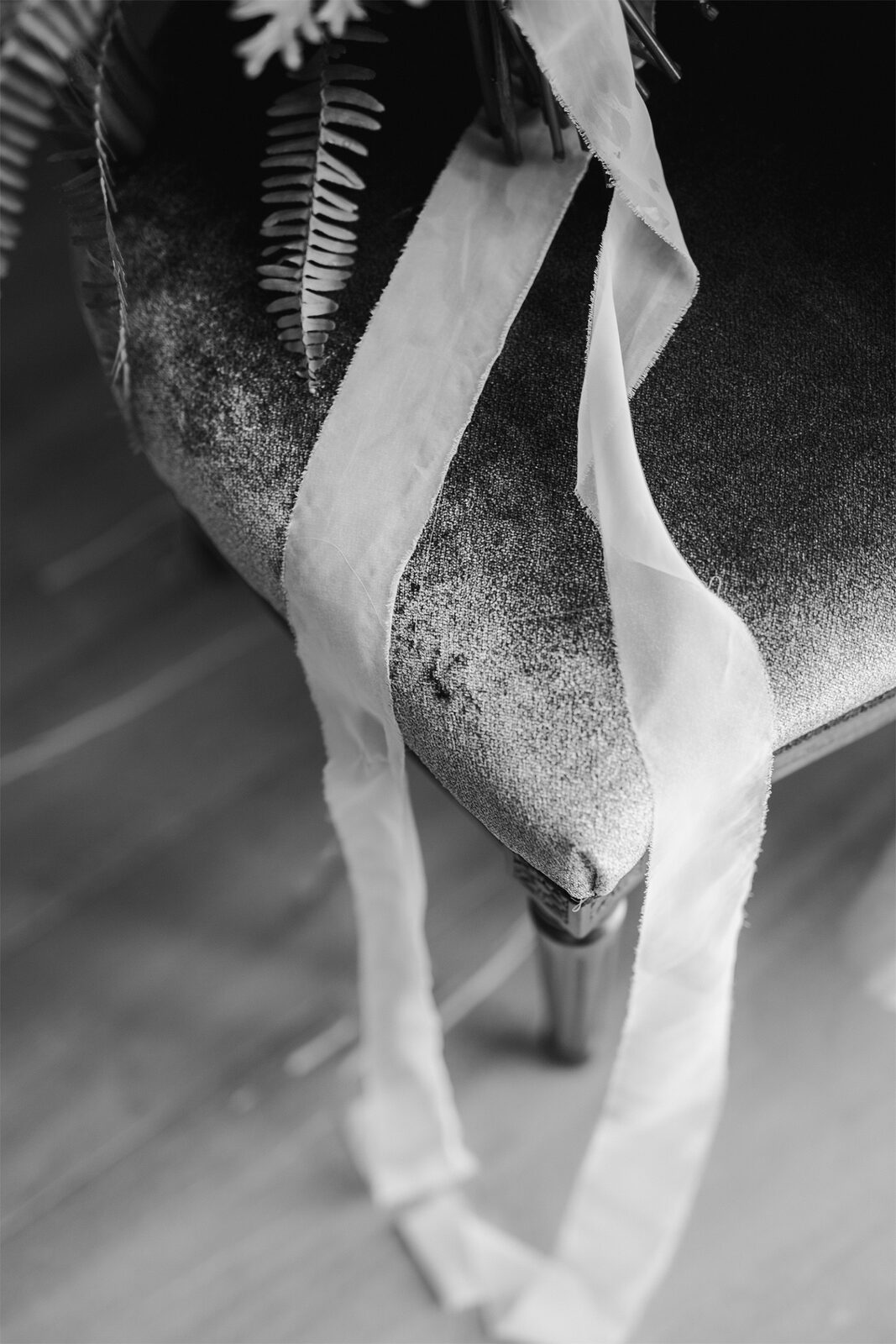 Krupni plan stolnog dekora — sveća u mesinganom držaču sa grožđem