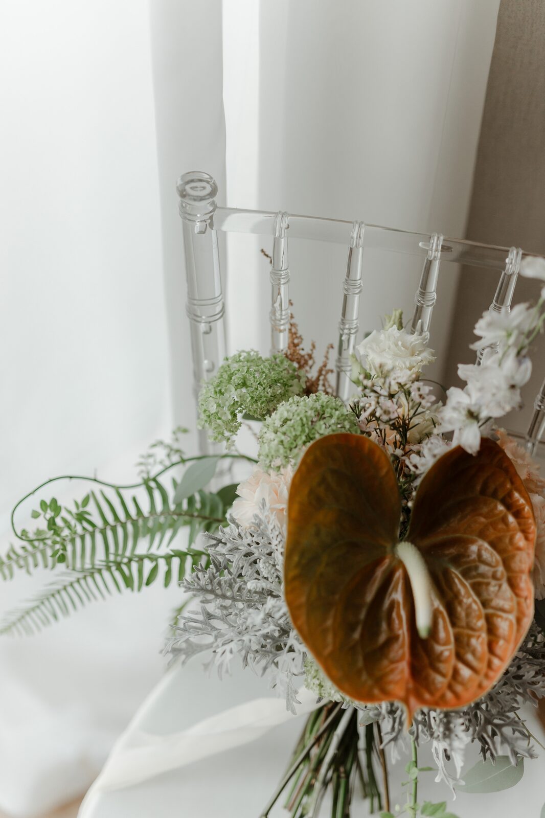 Kristalni lusteri među providnim krovom šatora