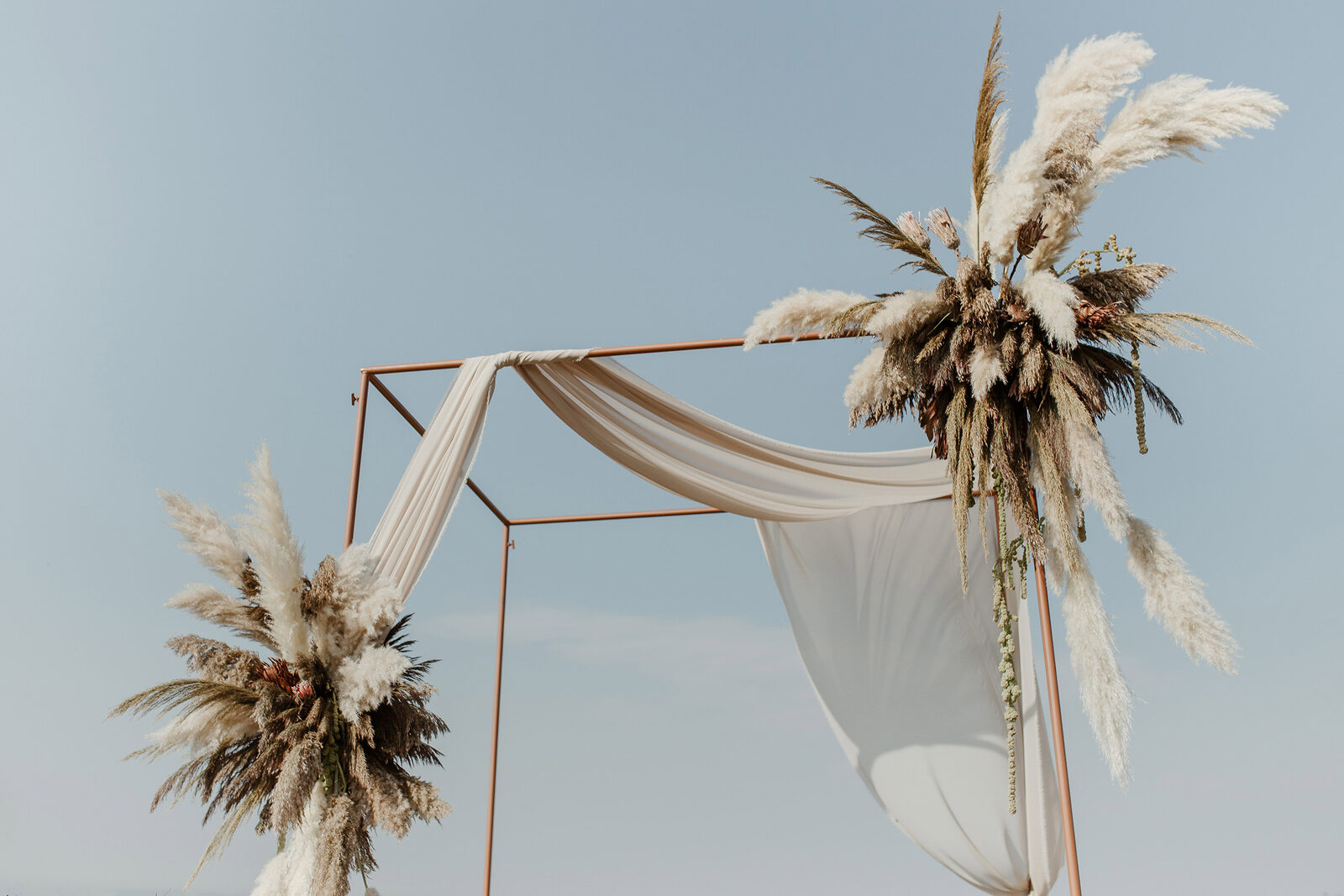 Atmosferski pogled na providni šator u vinogradu pri sumraku sa kristalnim lusterima