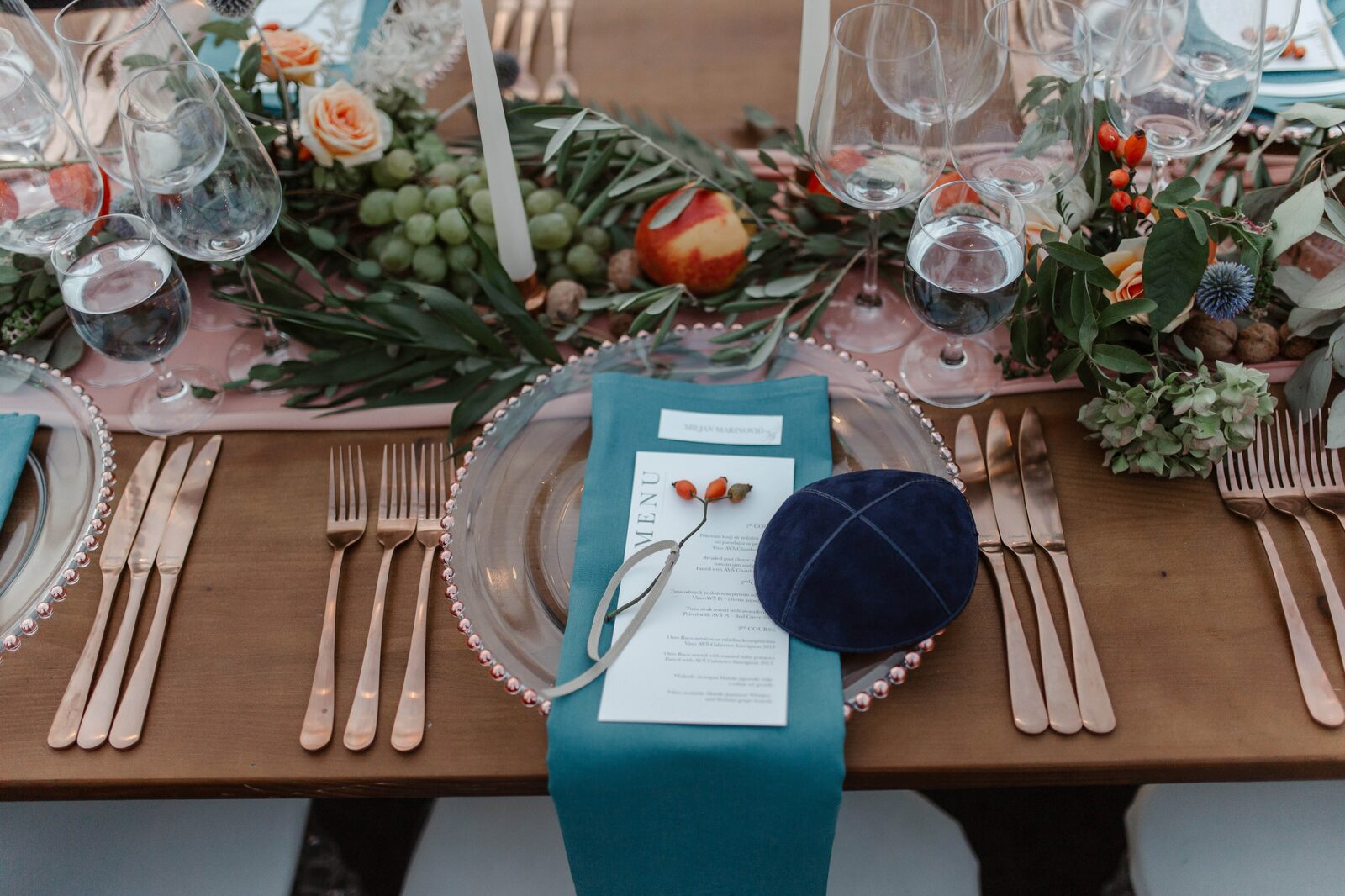 Postavljeno mesto za goste sa kristalnim tanjirom i petrolejskom salvetom