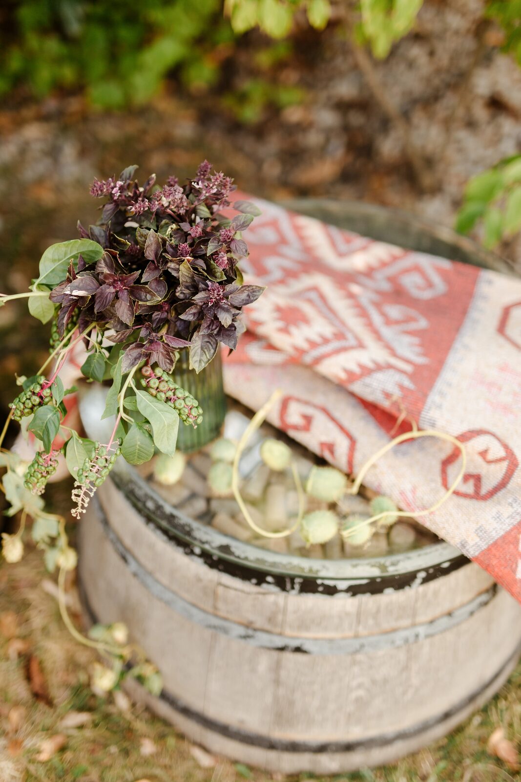 Kipa od tamnoplavog baršuna na mestu za goste