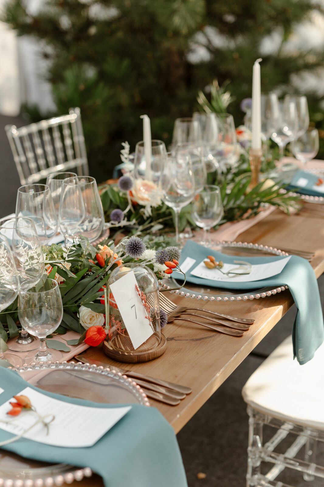 Sveće u kristalnim držačima na stolu