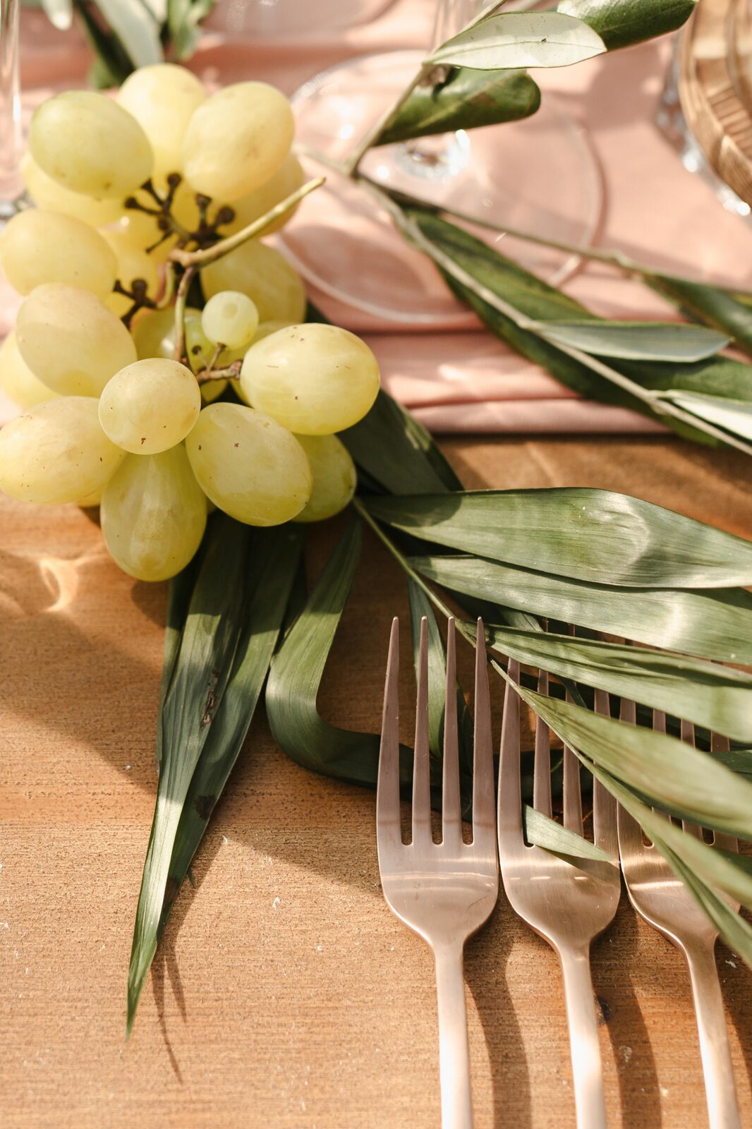 Boce vina iz vinarije Šapat uz cvetne aranžmane