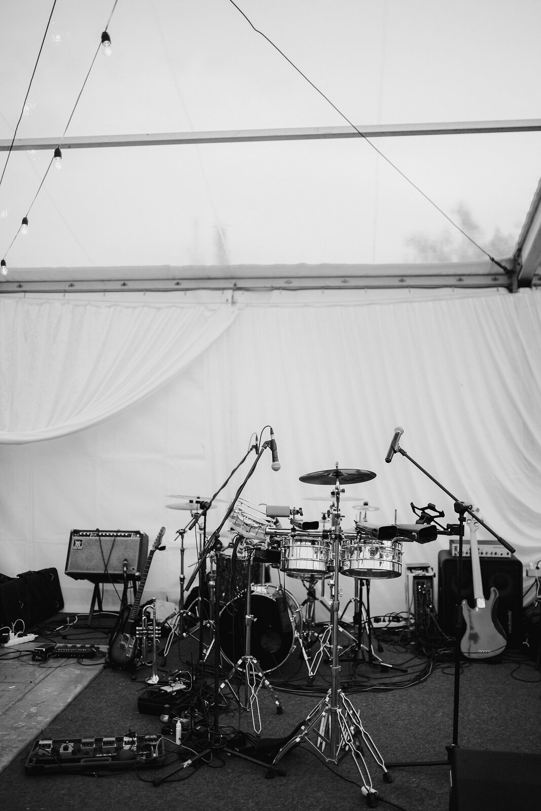 Večernji detalji — lampice i sveće u bašti