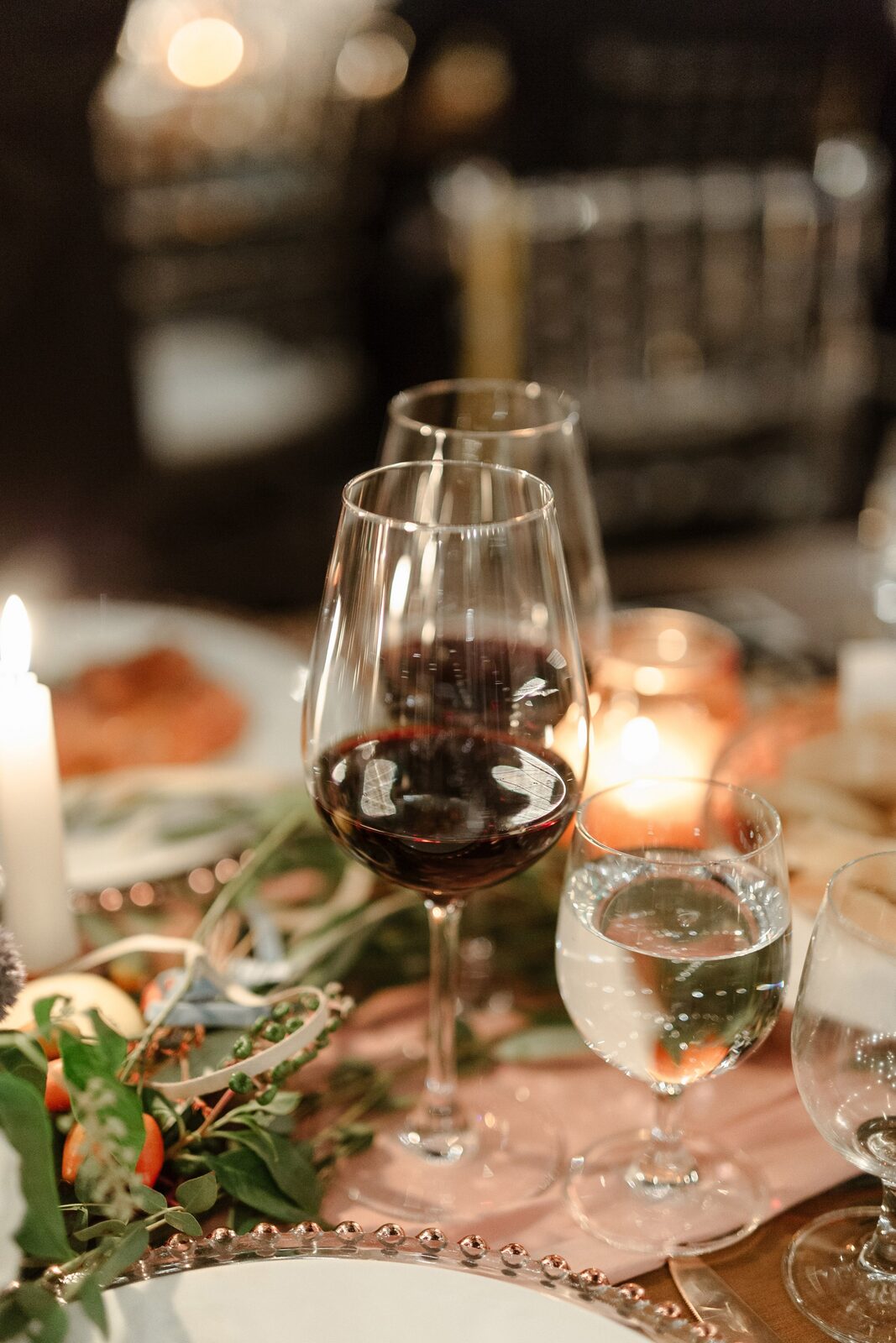 Detalj svadbene stolne dekoracije u noći