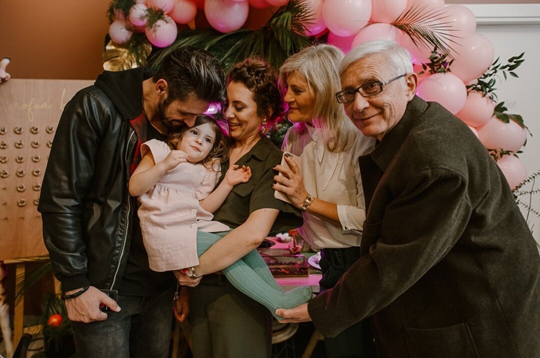 Neonski natpis u tropskom okruženju