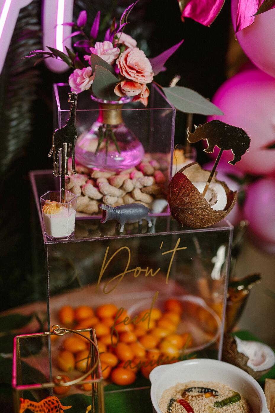 Slatki sto sa životinjama i neonom