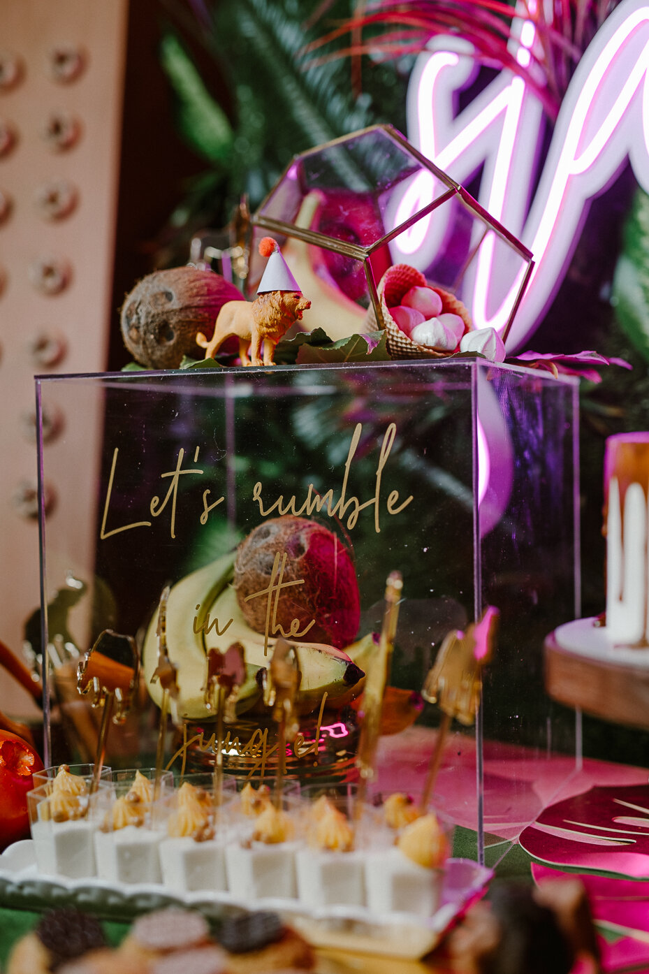 Tropski aranžman sa kokosima