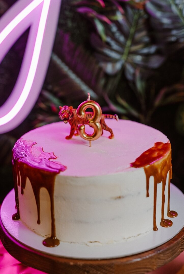 Torta sa zlatnom trojicom i tigrićem pod neonskim svetlom