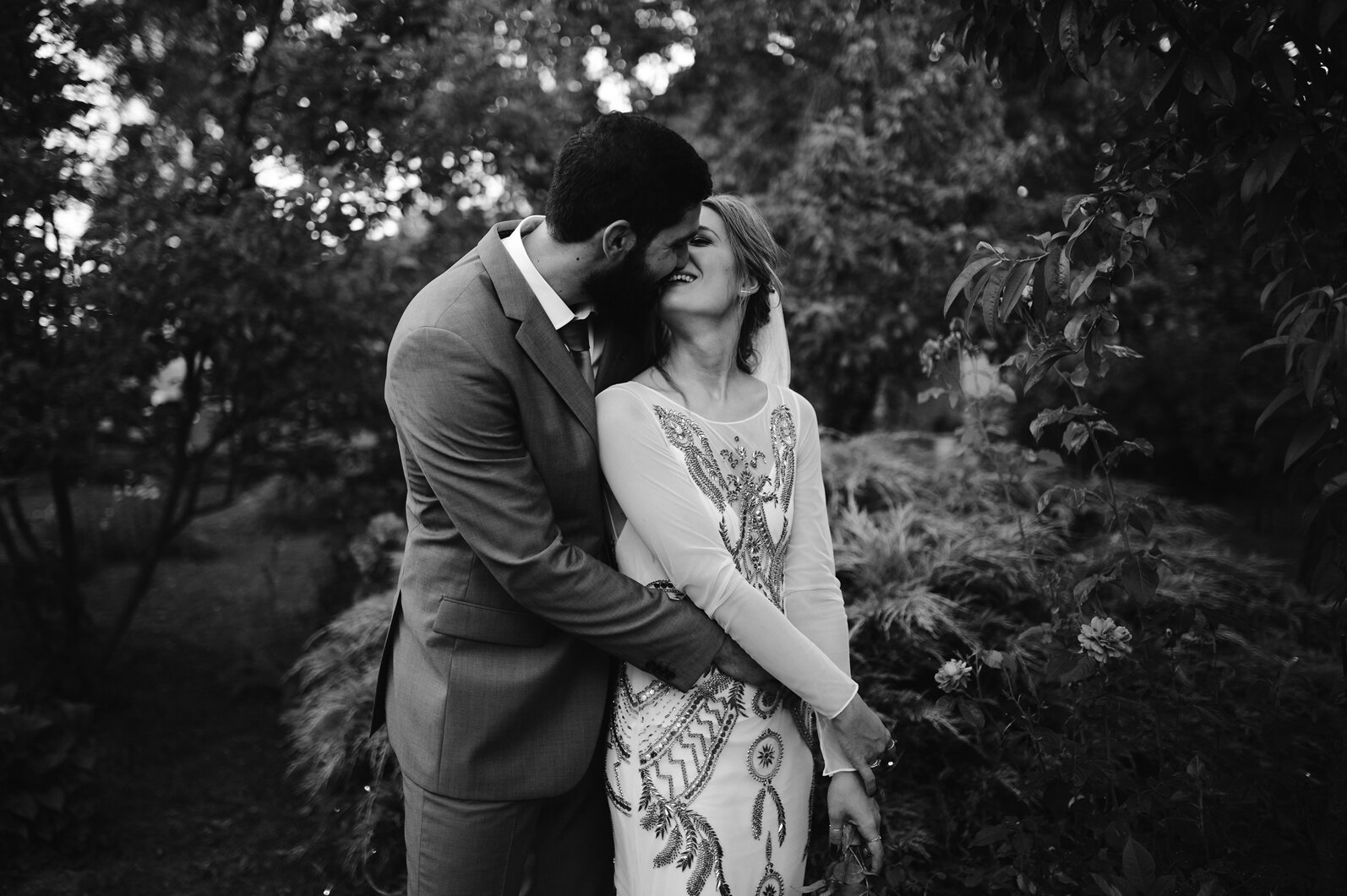 Mlada Vida u boho venčanici u voćnjaku