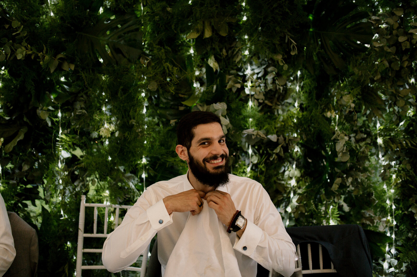 Voćnjak uređen za venčanje — lampice i cveće