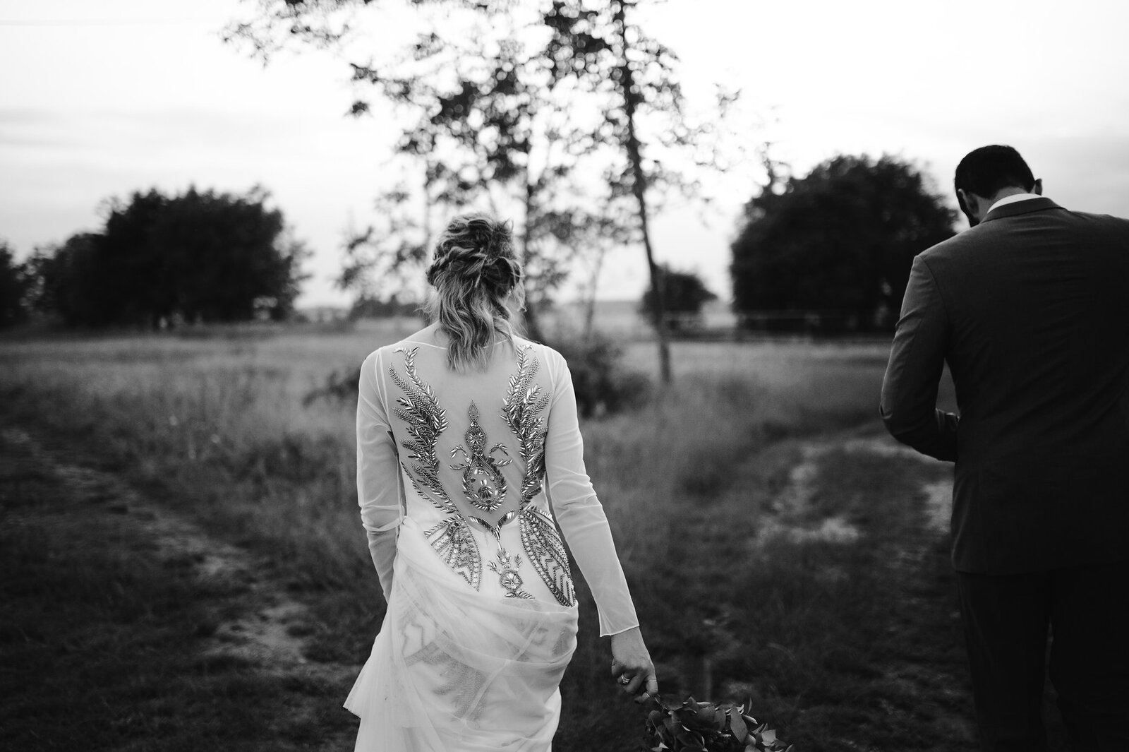 Boho dekoracija trpezarijskog stola pod vedrim nebom