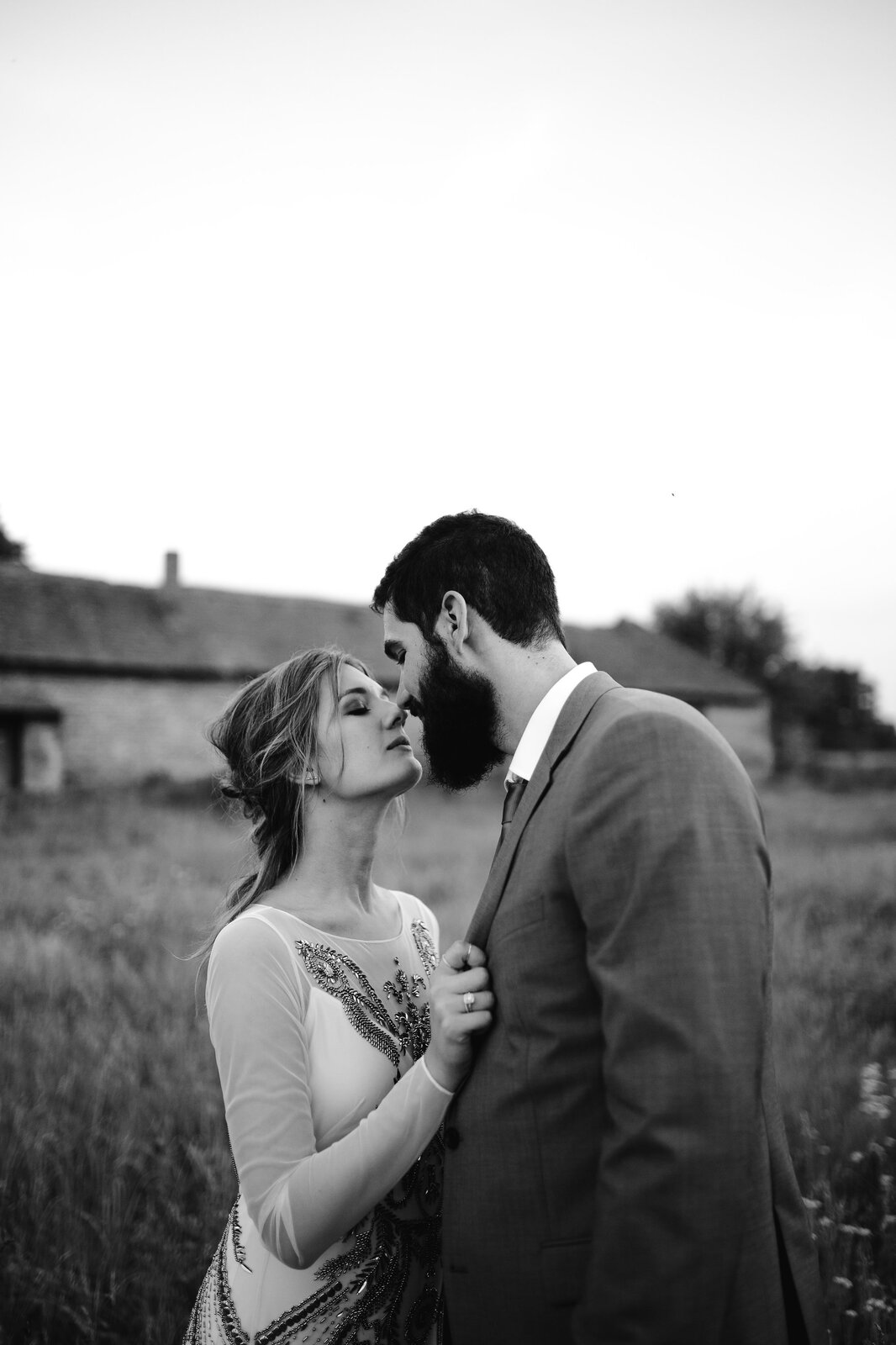 Romantična atmosfera noćnog venčanja u voćnjaku