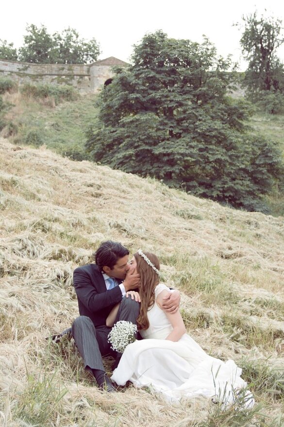 Nela — portret sa velom