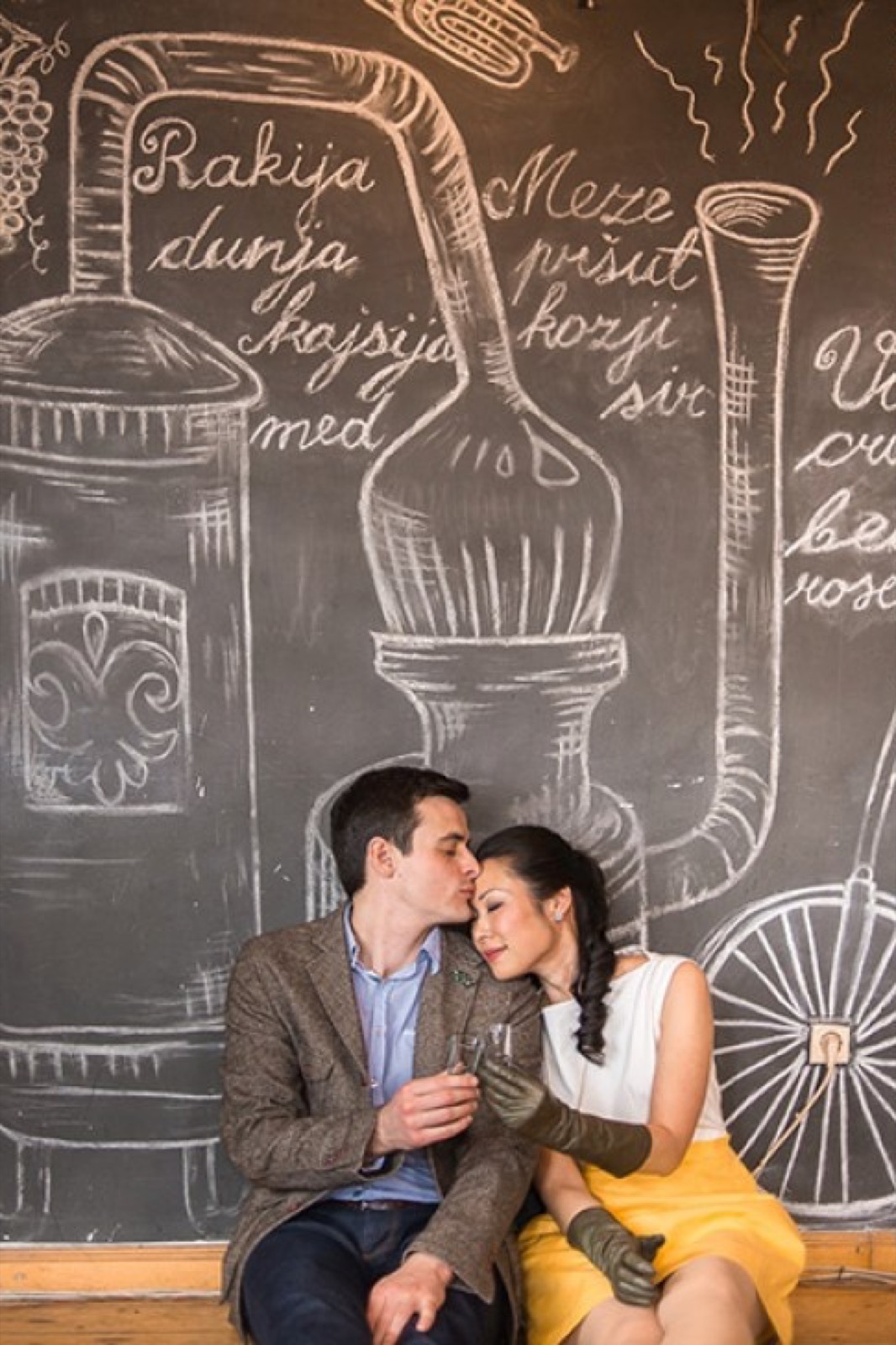 Wendy i Nikola ispred table sa natpisima o rakiji i mezetu
